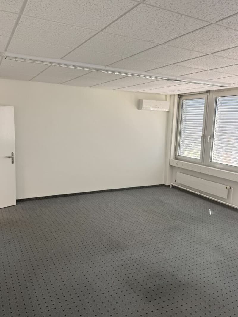 60 m2 plus Büro in Baar mit Sitzungszimmer, Lounge, Küche und WC (11)