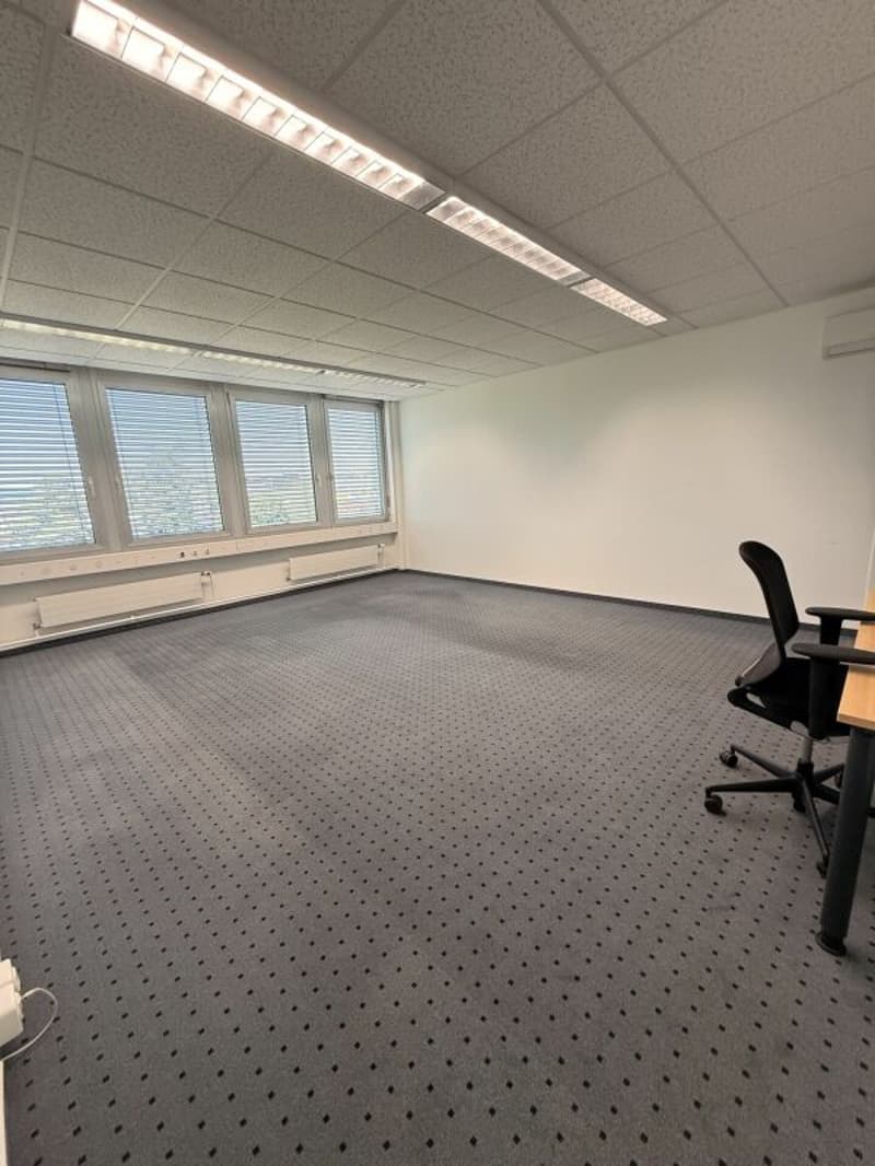 60 m2 plus Büro in Baar mit Sitzungszimmer, Lounge, Küche und WC (9)