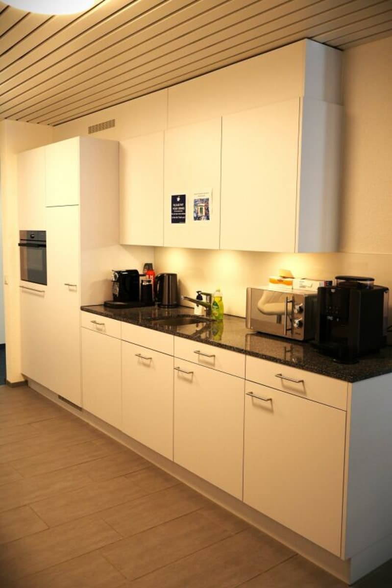 60 m2 più ufficio a Baar con sala riunioni, lounge, cucina e WC (7)