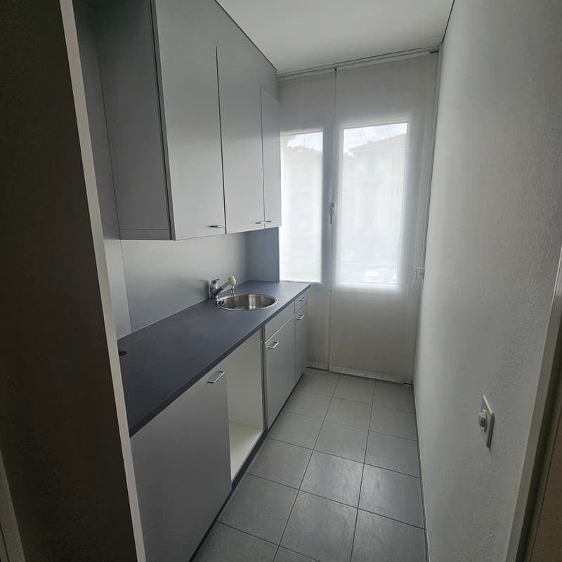 Ufficio luminoso di 3 locali in affitto a Lugano – Via Luigi Canonica 4 (10)