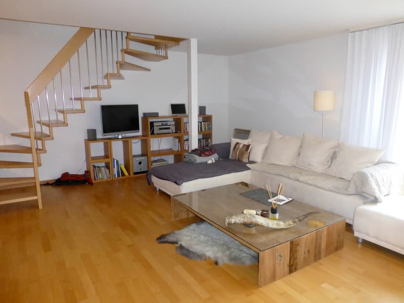 Wohnzimmer mit Treppe ins OG