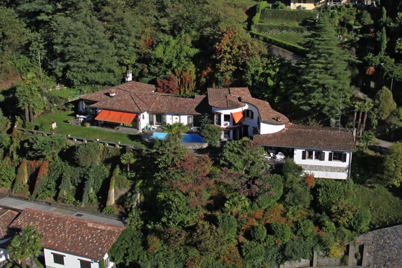 Grande Villa con annessa particella al lago con casetta e darsena  a Morcote (5)
