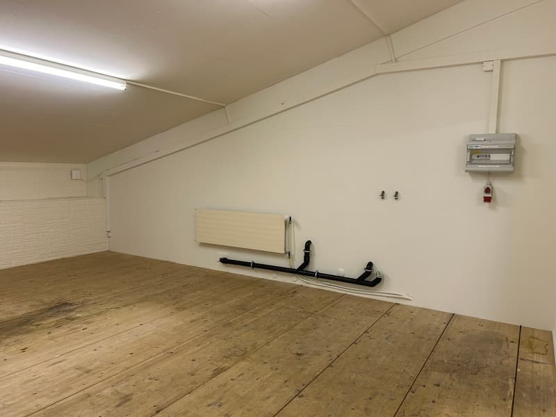 empty room, white walls, wooden floor, white ceiling, heater, pipes, lights