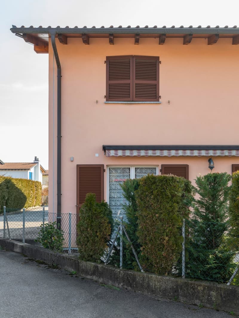 Vendesi graziosa casa con ampio giardino (3)