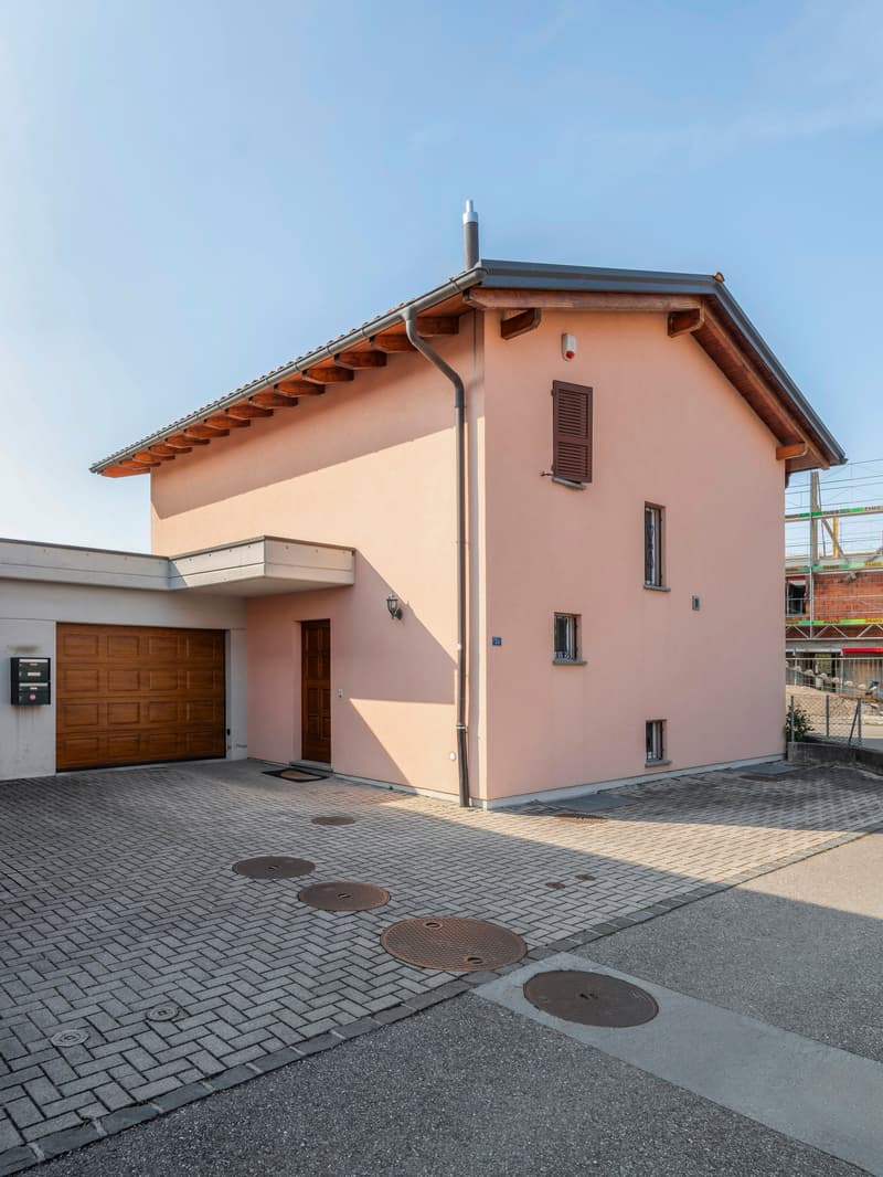Vendesi graziosa casa con ampio giardino (2)