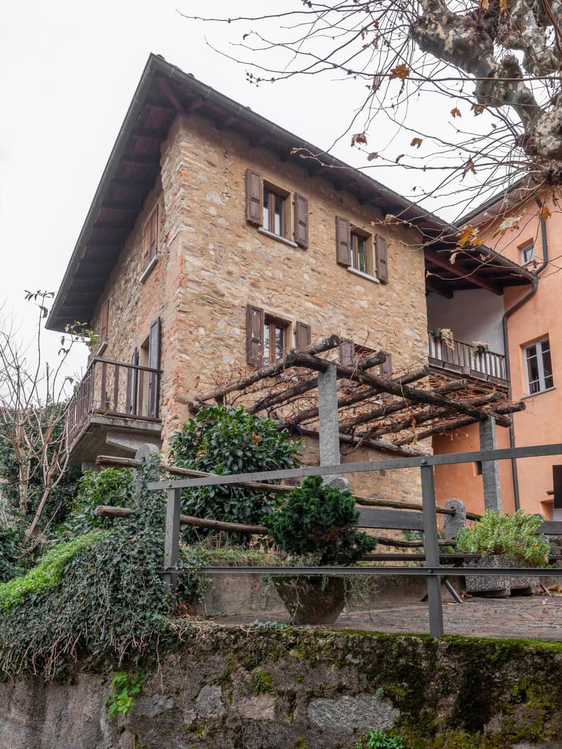 Vendesi caratteristica casa di nucleo Iseo (2)
