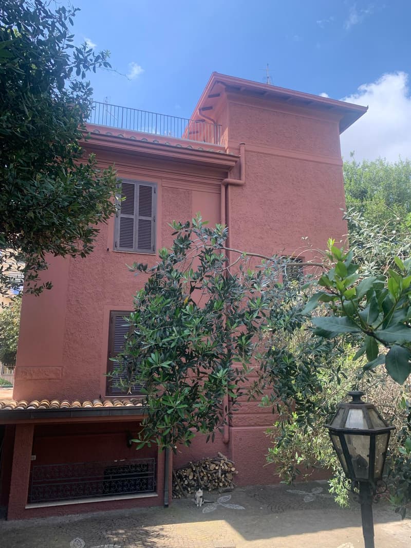 Villa di lusso ristrutturata con giardino nel cuore di Roma (1)