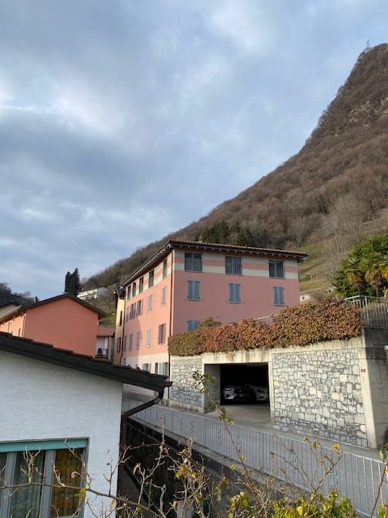 Appartamento in casa in stile classico nel paese di Arogno (1)