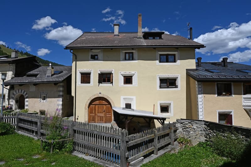 Historisches Engadinerhaus mit bebaubarer Gartenparzelle im Dorfkern von Zuoz (1)