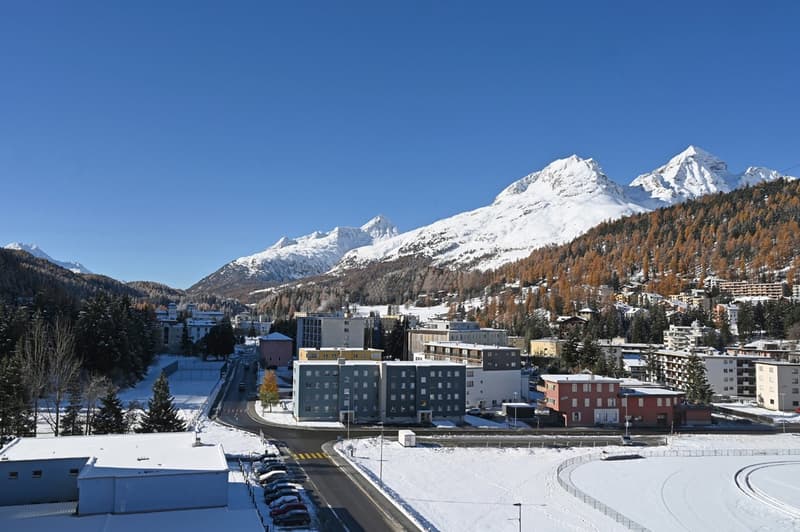 Aussicht bietende 2.5-Zimmerwohnung in St. Moritz-Bad (1)