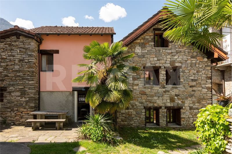 Affascinante casa unifamiliare con giardino, sottotetto e posto auto (1)