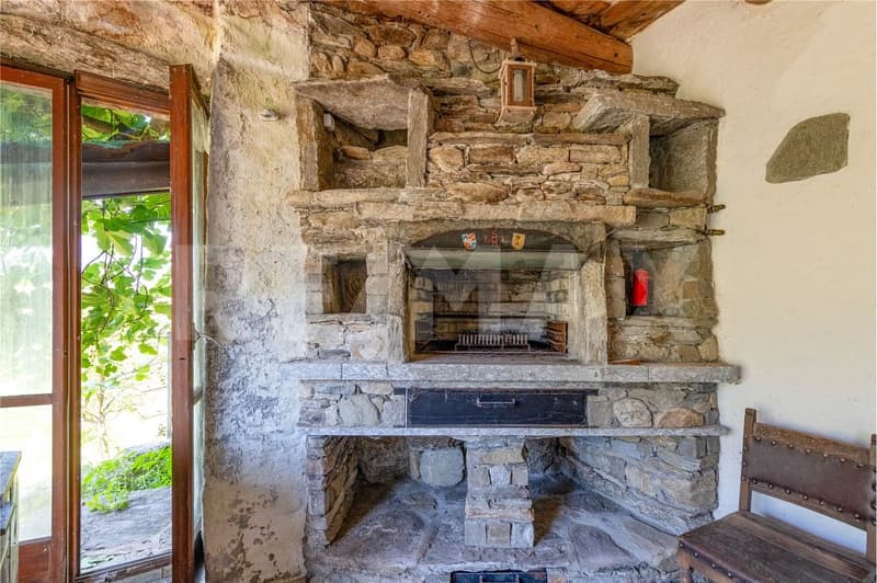 Tre caratteristici rustici con ampio terreno e splendida vista panoramica Malvaglia (4)