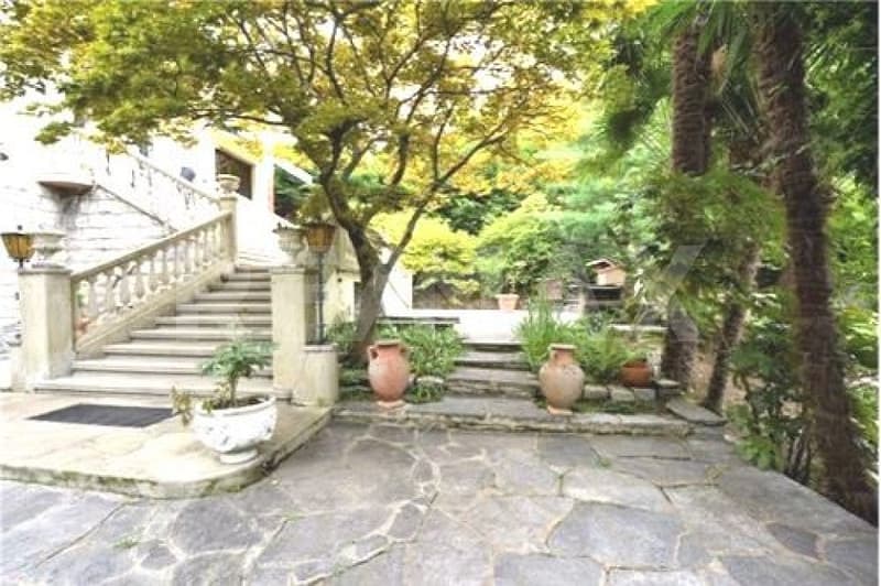 Villa di pregio con parco e campo da tennis (2)
