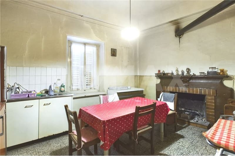Antica dimora con solaio e piccola corte/giardino, da ristrutturare (2)
