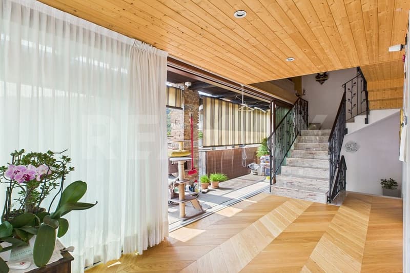 Meride, casa completamente rinnovata con posto auto (5)