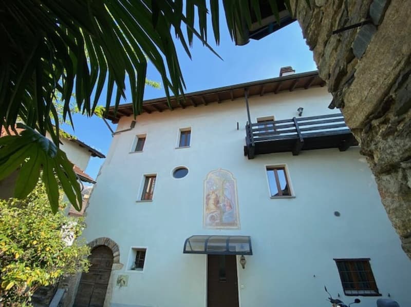 Straordinaria casa ticinese nel nucleo (2)