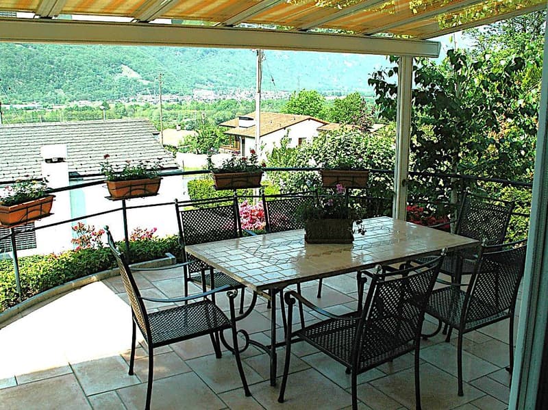Casa unifamiliare in zona residenziale tranquilla a Claro (7)