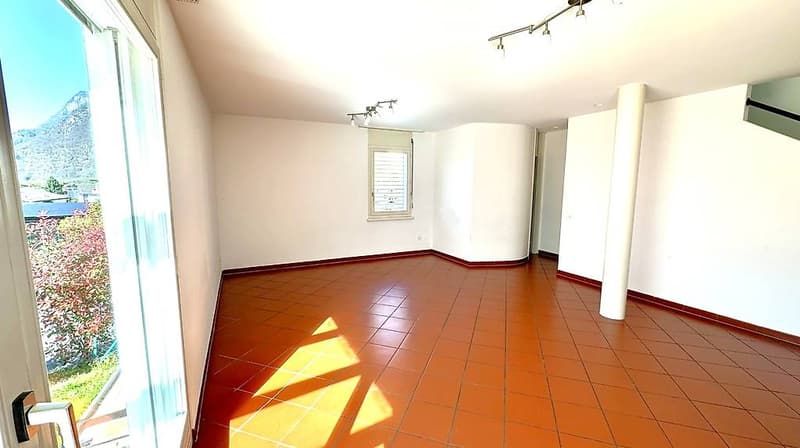 Casa unifamiliare in zona residenziale tranquilla a Claro (5)