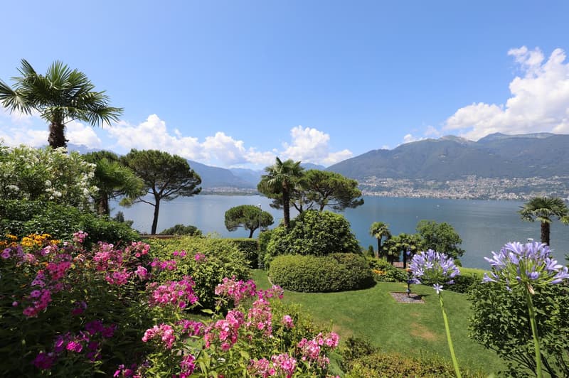 Einmalige Liegenschaft mit unverbaubarer Seesicht, drei Wohnungen, schöner Garten mit Pool (5)