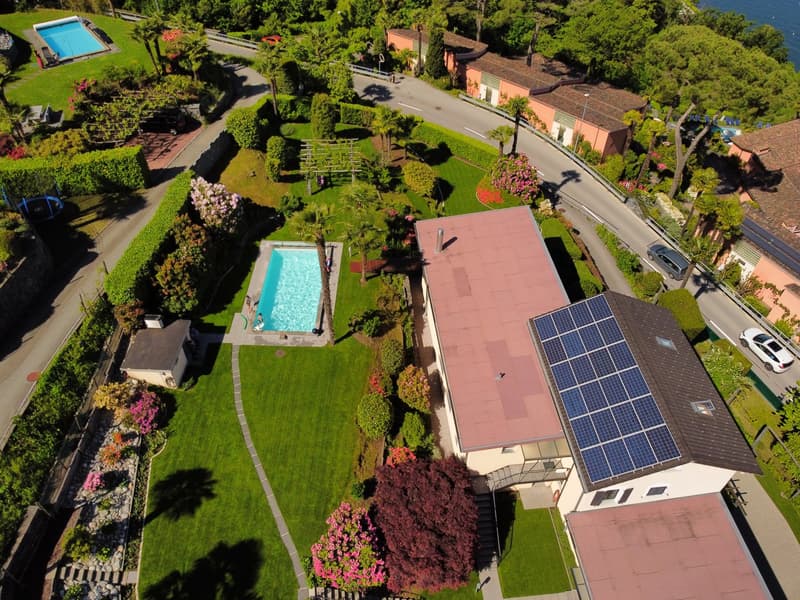 Einmalige Liegenschaft mit unverbaubarer Seesicht, drei Wohnungen, schöner Garten mit Pool (1)