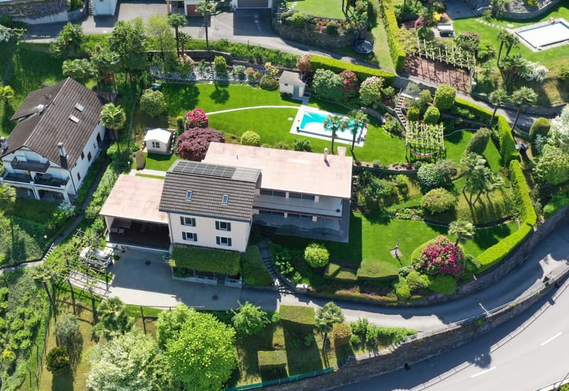 Einmalige Liegenschaft mit unverbaubarer Seesicht, drei Wohnungen, schöner Garten mit Pool (4)