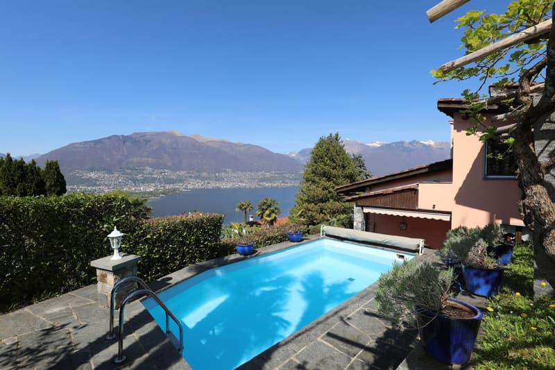 Schönes Einfamilien-/Ferienhaus mit Pool und Sicht auf den Lago Maggiore (3)