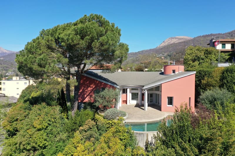 Architektonisch exklusive Villa mit Panoramasicht im Luganese (2)