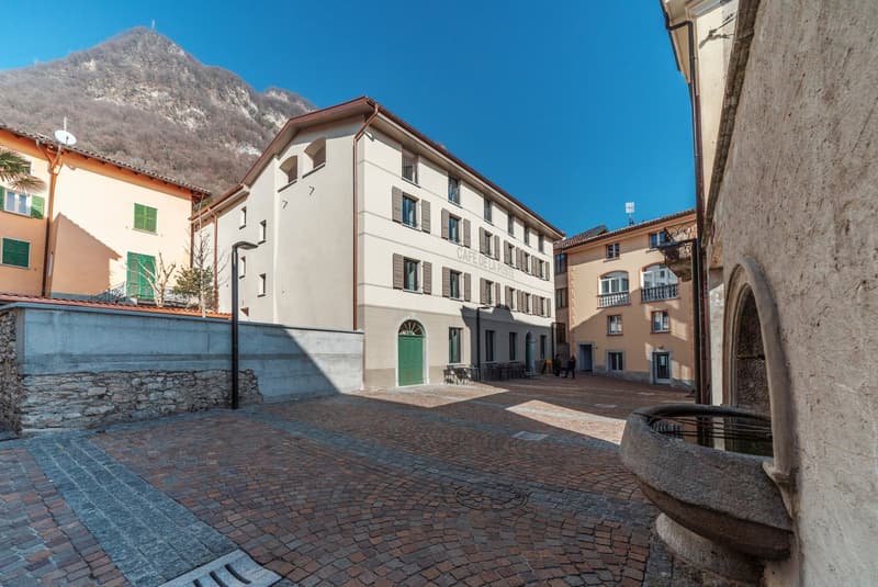 Edificio storico completamente ristrutturato in Piazza Grande ad Arogno (1)