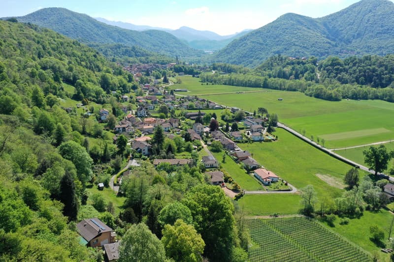 Einfamilienhaus + grosses Gästehaus mit Swimmingpool und herrlicher Aussicht (3)