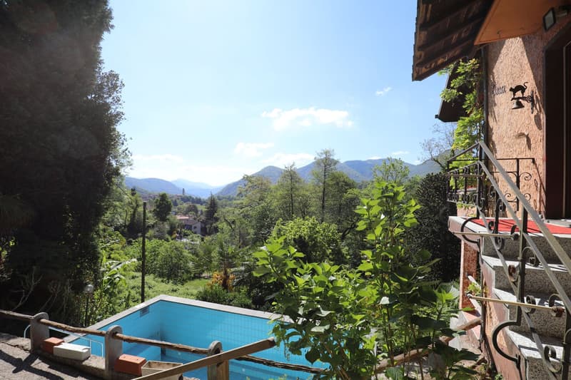 Einfamilienhaus + grosses Gästehaus mit Swimmingpool und herrlicher Aussicht (6)
