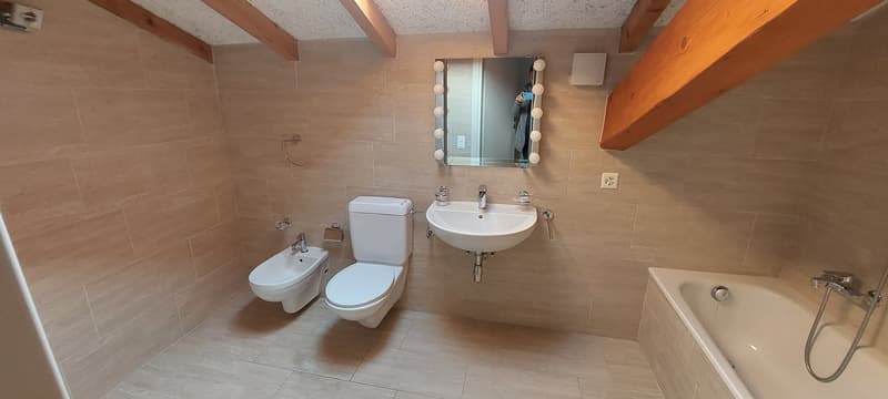 bathroom, toilet, bidet, bathtub, mirror, sink, wall mounted light