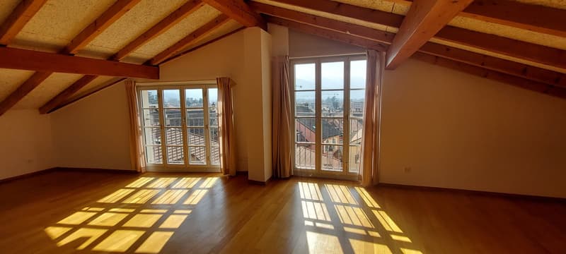 empty room, wooden floor, wooden beams, large windows