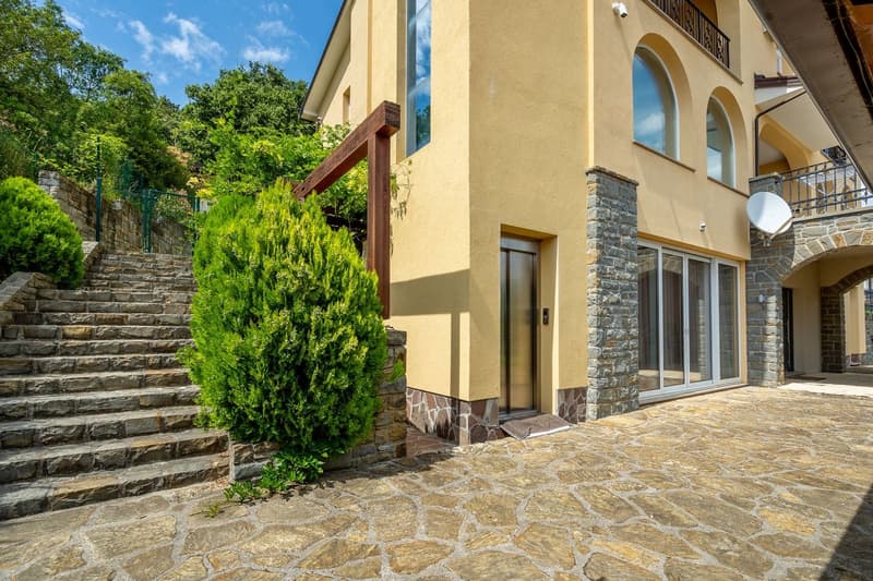 Prestigiosa villa panoramica con ampi spazi e scorcio mare (37)