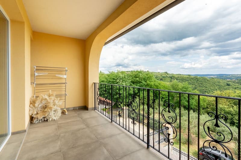 Prestigiosa villa panoramica con ampi spazi e scorcio mare (31)