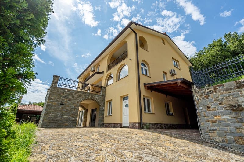 Prestigiosa villa panoramica con ampi spazi e scorcio mare (11)