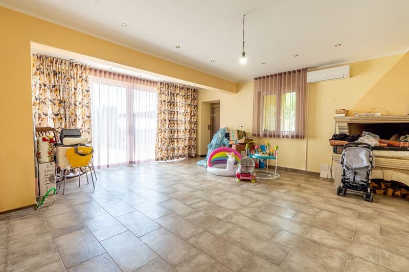 Prestigiosa villa panoramica con ampi spazi e scorcio mare (14)