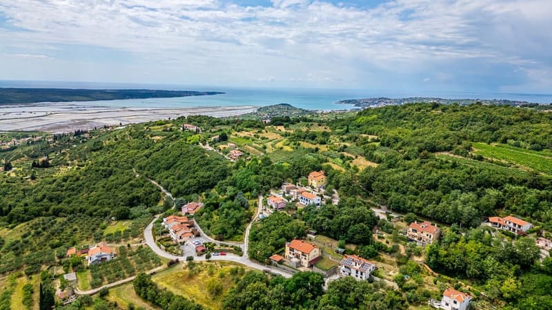 Prestigiosa villa panoramica con ampi spazi e scorcio mare (2)