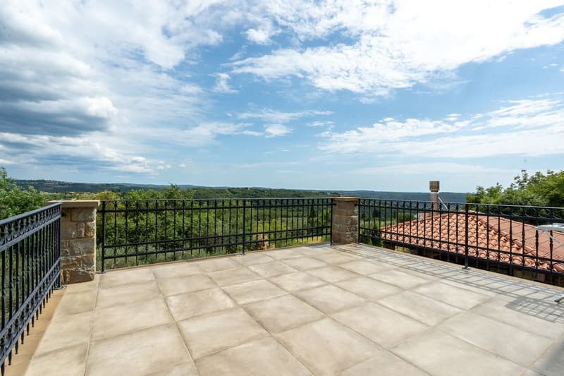 Prestigiosa villa panoramica con ampi spazi e scorcio mare (41)