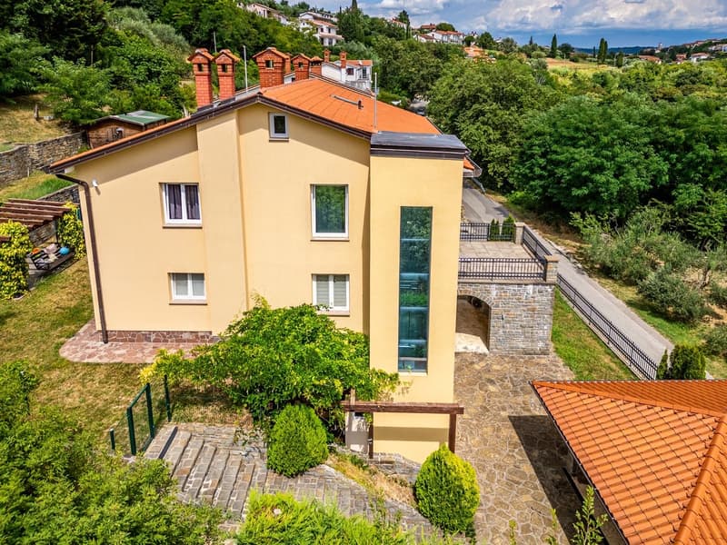 Prestigiosa villa panoramica con ampi spazi e scorcio mare (24)