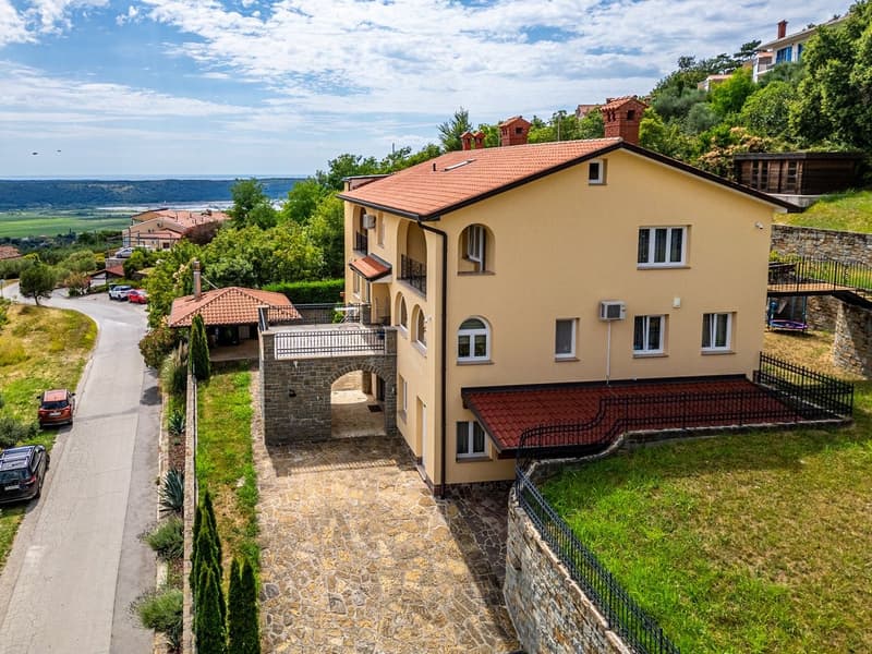 Prestigiosa villa panoramica con ampi spazi e scorcio mare (43)