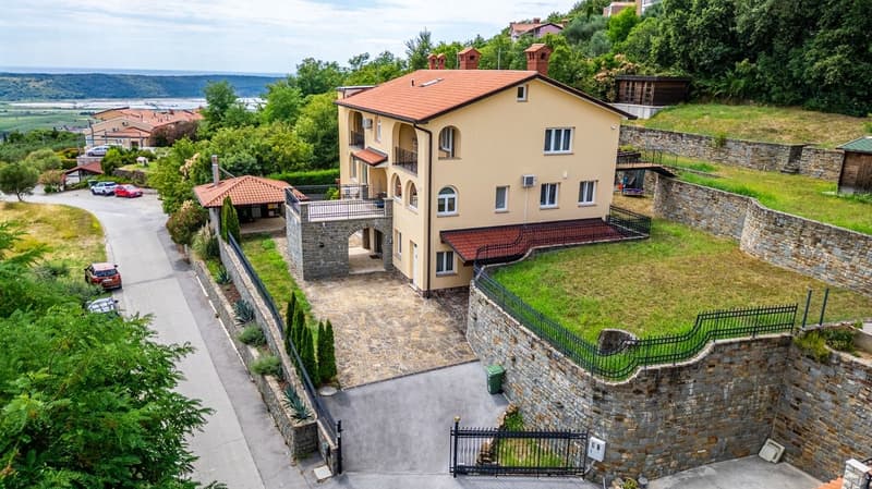 Prestigiosa villa panoramica con ampi spazi e scorcio mare (19)