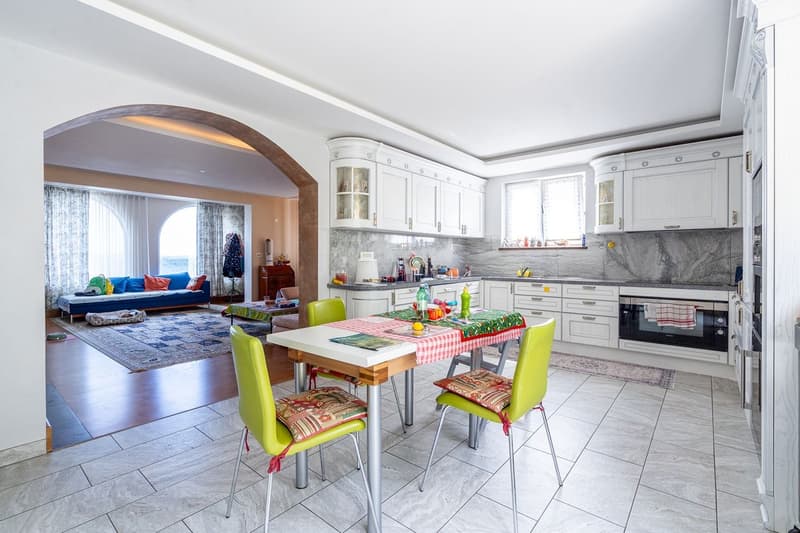 Prestigiosa villa panoramica con ampi spazi e scorcio mare (42)