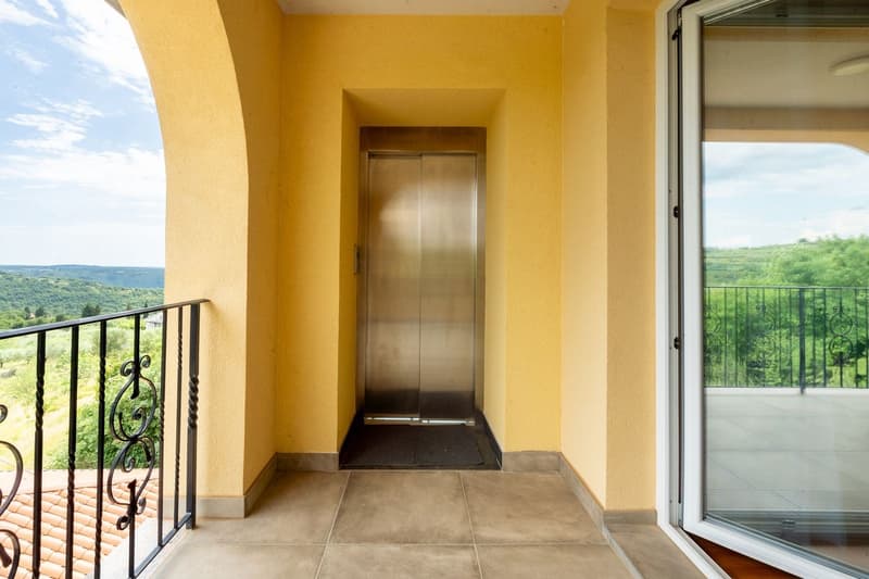 Prestigiosa villa panoramica con ampi spazi e scorcio mare (44)