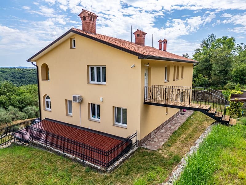 Prestigiosa villa panoramica con ampi spazi e scorcio mare (3)