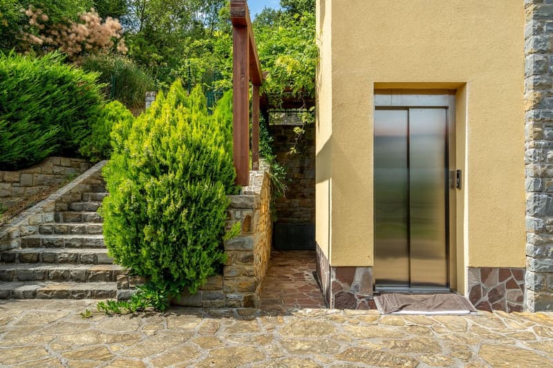 Prestigiosa villa panoramica con ampi spazi e scorcio mare (36)