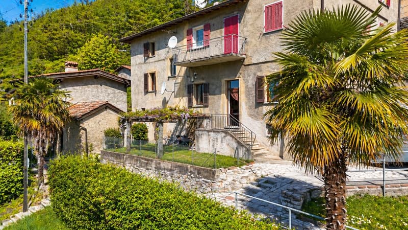 Appartamento di charme in casa Bifamiliare con giardino e stupenda vista lago e montagne (6)