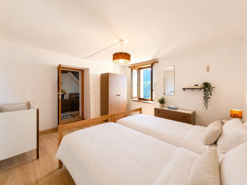 Appartamento di charme in casa Bifamiliare con giardino e stupenda vista lago e montagne (11)