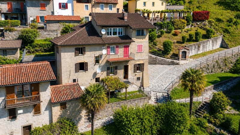 Appartamento di charme in casa Bifamiliare con giardino e stupenda vista lago e montagne (4)