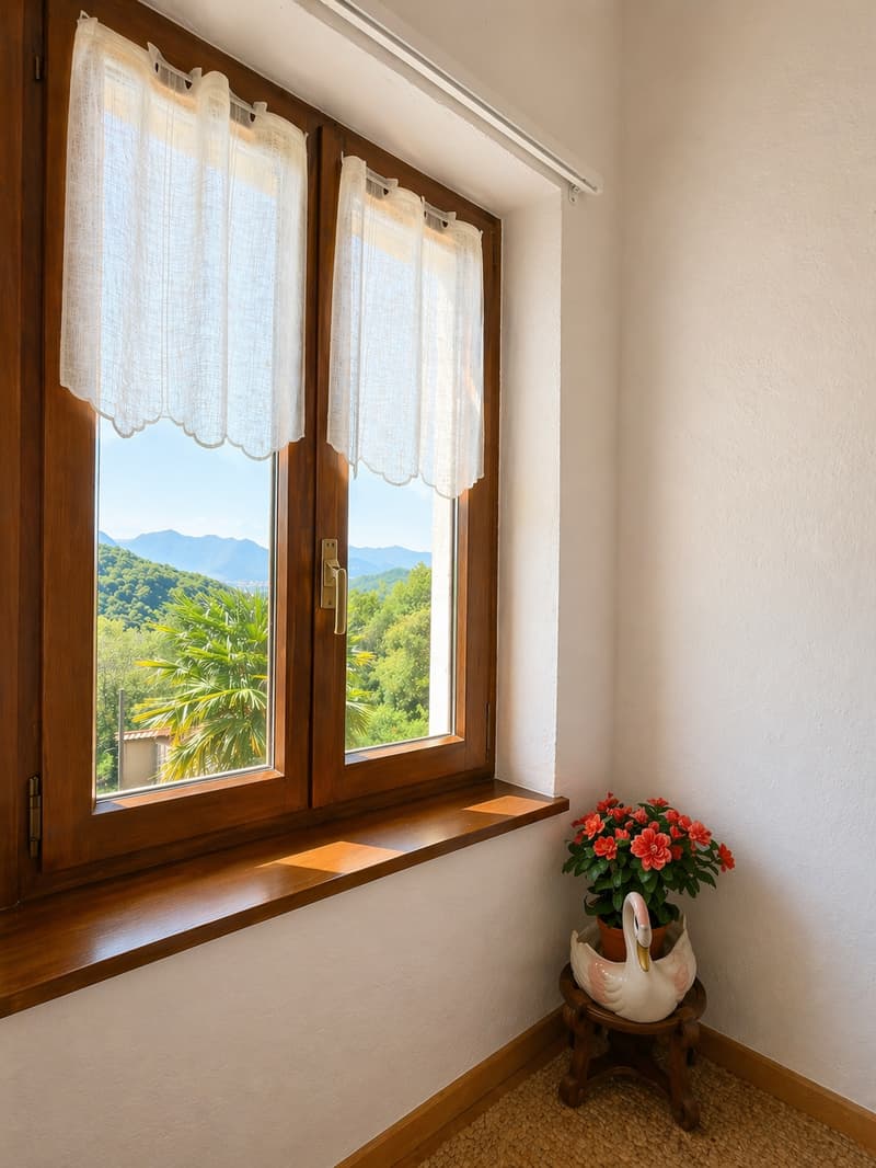 Appartamento di charme in casa Bifamiliare con giardino e stupenda vista lago e montagne (16)