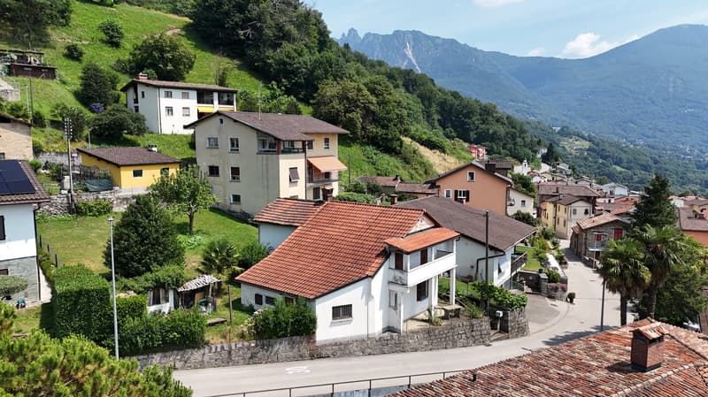 Terreno edificabile con bella vista e soleggiato, casa esistente da demolire (5)